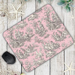 Tapis De Souris Elégante toile de jouy rose vintage<br><div class="desc">Élégant vintage rose gris toile de jouy monogramme Mouse Pad. Les gravures de toile sont un véritable régal en ce moment, c'est un motif élégant et orné de toile de jouy vintage qui présente une belle scène romantique de la campagne française. Ce style motif est actuellement tendance pour la décoration...</div>