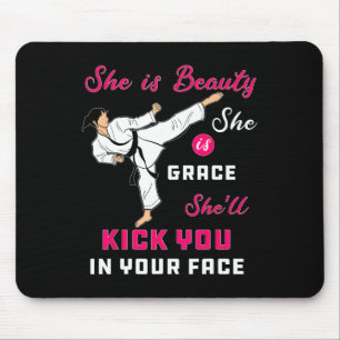 Tapis De Souris Elle Est Beauté Elle Est Grâce Elle Va Te Te Tuer 