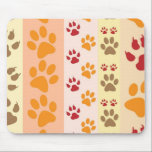 Tapis De Souris Empreintes de pattes animaux mignons Motif en coul<br><div class="desc">Un design mignon avec plusieurs rangées d'empreintes de pattes animaux dans des couleurs naturelles comme le marron,  le jaune,  le rouge et l'orange sur un motif rayé. Certaines pattes ont des griffes et d'autres non.</div>