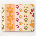 Tapis De Souris Empreintes de pattes animaux mignons Motif en coul<br><div class="desc">Un design mignon avec plusieurs rangées d'empreintes de pattes animaux dans des couleurs naturelles comme le marron,  le jaune,  le rouge et l'orange sur un motif rayé. Certaines pattes ont des griffes et d'autres non.</div>