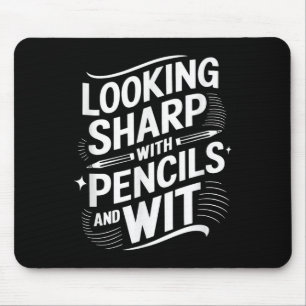 Tapis De Souris En Regardant Sharp Avec Crayons Et Avec Esprit