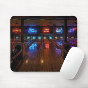 Tapis De Souris Enseignes au néon dans une salle de bowling sombre