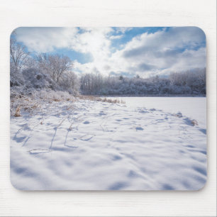 Tapis De Souris Étang couvert de neige et forêts à Salem Hills