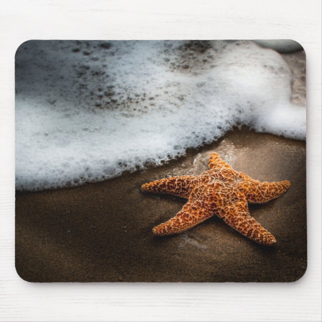 Tapis De Souris Étoiles de mer seules sur la plage (Devant)