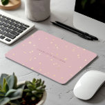 Tapis De Souris Étoiles d'or de ciel rose vif Monogramme minimalis<br><div class="desc">Beau arrière - plan rose vif avec un motif transparent d'étoiles dorées et un élégant monogramme de police de script. Cet article est jumelé à d'autres articles de bureau et personnels correspondants que vous pouvez trouver dans notre magasin.</div>