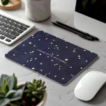 Tapis De Souris Étoiles d'or du ciel nocturne Monogramme minimalis<br><div class="desc">Beau bleu foncé,  arrière - plan ciel de nuit avec un motif sans couture d'étoiles d'or et un élégant monogramme de police de script. Cet article est jumelé à d'autres articles de bureau et personnels correspondants que vous pouvez trouver dans notre magasin.</div>
