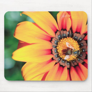 Tapis De Souris Extrême gros plan d'une abeille collectant du poll