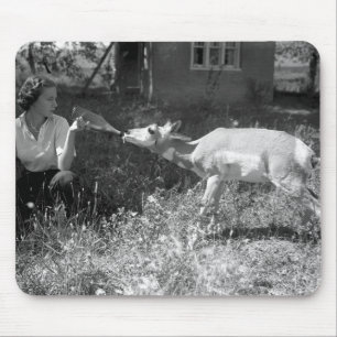 Tapis De Souris Femme allaitant une antilope