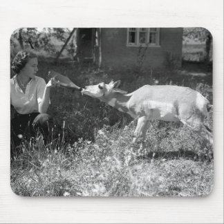 Tapis De Souris Femme allaitant une antilope