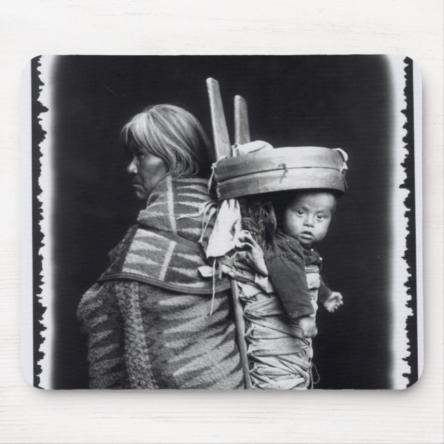 Tapis De Souris Femme de Navajo rapportant une papoose sur elle (Devant)