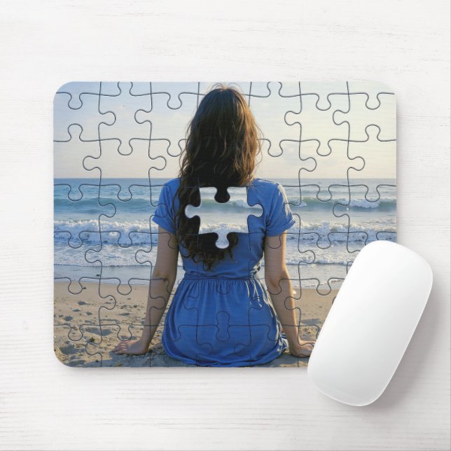 Tapis De Souris Femme sur une plage avec une pièce de puzzle manqu (Avec souris)