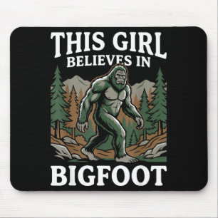 Tapis De Souris Fille croyante en Bigfoot sasquatch forêt cryptide