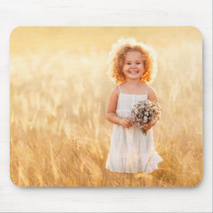 Tapis De Souris Fille dans une prairie avec un bouquet de Fleurs s