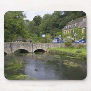 Tapis De Souris Flux de truites dans le village de Bibury,