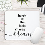 Tapis De Souris Fools Qui Rêvent, Citer Chic Black White Typograph<br><div class="desc">"Voilà pour les imbéciles qui rêvent." Faites partie de ceux qui laissent toujours leur optimisme contrôler leur vision et leurs aspirations. Cette mousepad, brute, moderne, graphique, minimaliste, combine une typographie de san-serif audacieuse et un script de calligraphie manuscrit, le tout en noir et blanc. Citation inspirante pour vous inspirer toute...</div>