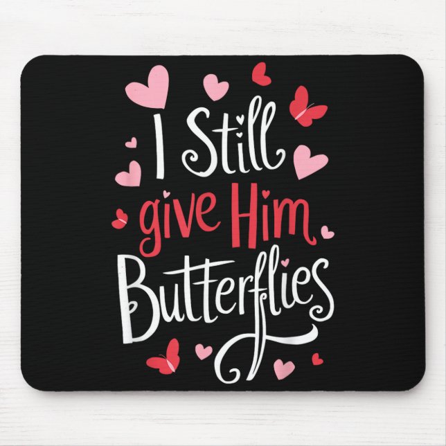 Tapis De Souris For Couples _ I Still Give Him Butterflies _ Funny (Devant)