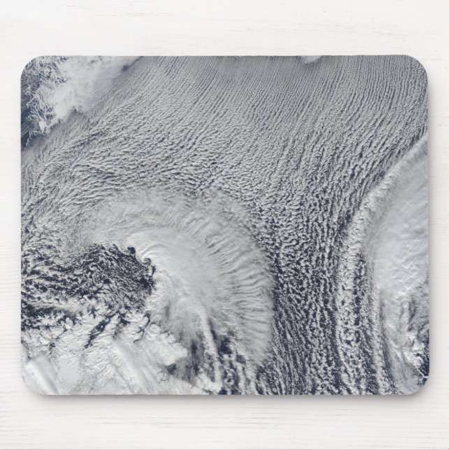 Tapis De Souris Formes inhabituelles de nuages au-dessus de la mer (Devant)