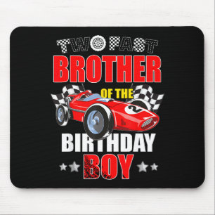 Tapis De Souris Frère des deux garçons rapides ayant 2 ans qui fon