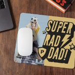 Tapis De Souris Fun Super Rad Papa Superhero Comédie Monogramme &<br><div class="desc">Un tapis de souris super amusant pour un papa super rad ! Design dispose d'un grand design photo pour présenter votre propre photo spéciale. Le design comprend un super-héros amusant style de bande dessinée de style typographie "Super Rad Papa!" avec des boulons éclair, des étoiles, et un bouclier avec un...</div>