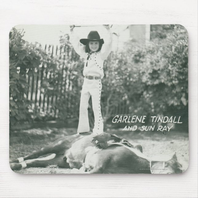 Tapis De Souris Garlene Tindall se tenant sur un cheval de tour (Devant)