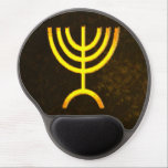 Tapis De Souris Gel Flamme de Menorah<br><div class="desc">Un rendu numérique de la menorah juive à sept branches (hébreu : מְ וֹ נ רָ ‎). La menorah à sept branches, utilisée dans le sanctuaire portatif mis en place par Moïse dans le désert et plus tard dans le Temple de Jérusalem, est un symbole du judaïsme depuis des temps...</div>