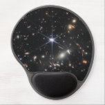 Tapis De Souris Gel JWST James Webb Télescope Spatial Premières images<br><div class="desc">La prochaine génération de successeurs du télescope spatial Hubble, le télescope spatial James Webb de la NASA, est en poste et produit ses premières images en couleur utilisables du cosmos. Ils sont vraiment extraordinaires. Des milliers de galaxies, dont certaines avec leur lumière infrarouge qui nous atteint depuis le début de...</div>