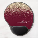 Tapis De Souris Gel Parties scintillant d'or Bourgogne Monogramme de f<br><div class="desc">Parties scintillant d'étincelle d'or et de Bourgogne Nom du monogramme et Mousepad initial (Pad de souris). Cela rend le cadeau parfait pour 16 ans,  mariage,  douche nuptiale,  anniversaire,  baby shower ou bachelorette pour quelqu'un qui aime le luxe glam et les styles chic.</div>