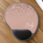 Tapis De Souris Gel Parties scintillant en or rose pâle Nom de la fill<br><div class="desc">Rose Gold - Blush Pink Sparkle Parties scintillant Nom du monogramme et initiale Mousepad (Pad de souris). Cela rend le cadeau parfait pour 16 ans,  mariage,  douche nuptiale,  anniversaire,  baby shower ou bachelorette pour quelqu'un qui aime le luxe glam et les styles chic.</div>