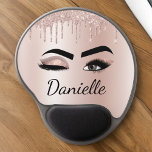 Tapis De Souris Gel Parties scintillant rose pâle Éclaircissement des<br><div class="desc">Or rose - Blush Pink Faux Foil Metallic Sparkle Drips Parties scintillant Monogramme en métal brossé Nom et cils initiaux (Lashes), Extensions Eyelash et Yeux Blush Pink Mouse Pad (mousepad). Le design fait le cadeau parfait pour 16 ans, mariage, douche nuptiale, anniversaire, baby shower ou bachelorette pour quelqu'un à la...</div>