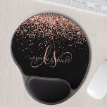 Tapis De Souris Gel Rose Gold Blush Pink Parties scintillant Glam Nom<br><div class="desc">Glam Rose Gold Parties scintillant Élégant Monogram Gel Mouse Pad. Personnalisez facilement ce design chic et branché de tapis de souris gel avec parties scintillant brillante or rose sur un arrière - plan noir. Le design comprend votre monogramme manuscrit avec de jolis tourbillons et votre nom.</div>