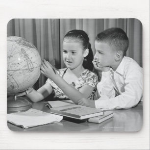 Tapis De Souris Globe de visionnement de garçon et de fille