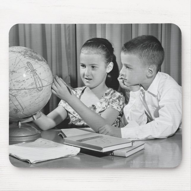 Tapis De Souris Globe de visionnement de garçon et de fille (Devant)