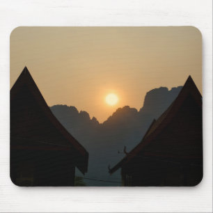 Tapis De Souris Golden light on the peaks: sunset in Vang Vieng