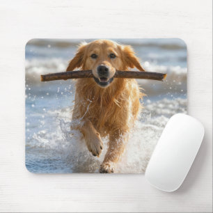 Tapis De Souris Golden Retriever courant avec un bâton de plage