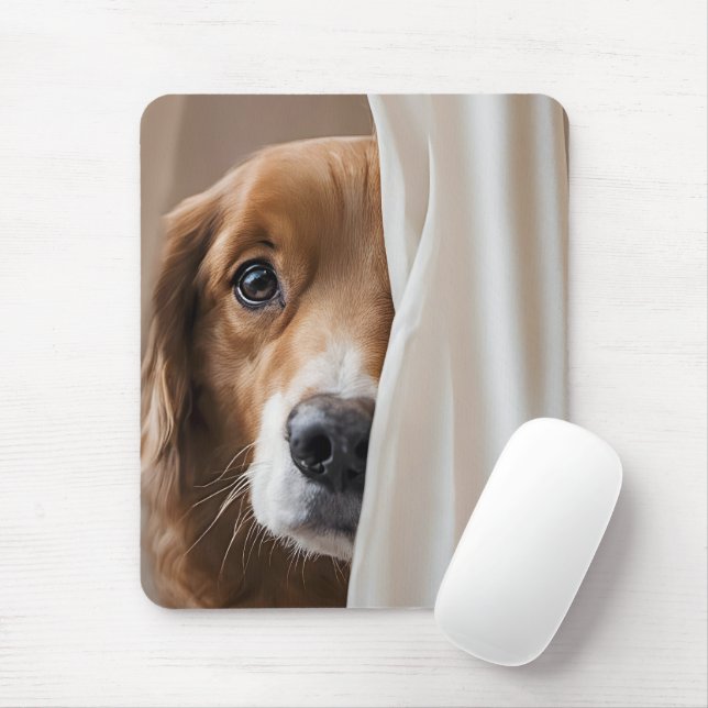 Tapis De Souris Golden Retriever derrière un rideau (Avec souris)