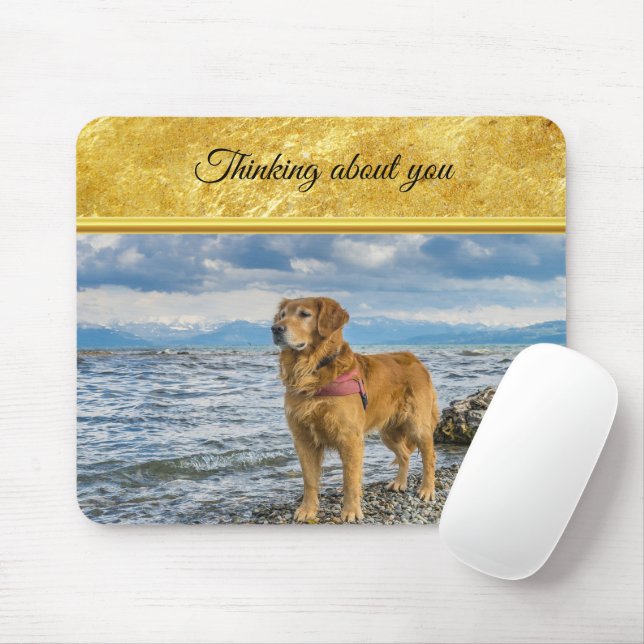 Tapis De Souris Golden Retriever standing on the blue ocean rocky (Avec souris)