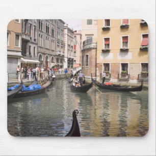 Tapis De Souris Gondoles dans un canal, Venise, Italie
