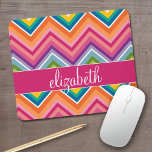 Tapis De Souris Grand Motif coloré Chevron avec nom<br><div class="desc">Un design en zag graphique et audacieux dans des couleurs douces et joyeuses. Ce design coloré se retrouve sur de nombreux styles coques populaires. Si vous devez apporter des modifications à l'art,  cliquez sur le bouton customiser et apporter des modifications.</div>