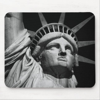 Tapis De Souris Gros plan Statue blanche noire de la Liberté New Y