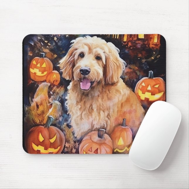 Tapis De Souris Halloween Goldendoodle avec citrouilles effrayant (Avec souris)