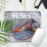 Tapis De Souris Honu Tropical Hawaii Sea Turtle Photo Nom personna<br><div class="desc">Les tortues de mer hawaïennes savent certainement se détendre au soleil. Retournez aux brises chaudes des îles Hawaiiennes avec cette photographie apaisante et colorée nom personnalisé mousepad. Il suffit de taper le nom personnalisé de votre choix et vous pouvez facilement customiser cette mousepad. Je propose également la personnalisation sur tout...</div>