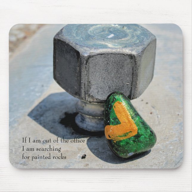Tapis De Souris Hors du bureau à la recherche de roches peintes (Devant)