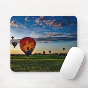 Tapis De Souris Hot Air Balloon Festival dans un beau ciel nuageux