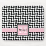 Tapis De Souris Houndstooth graphique tendance avec Monogramme per<br><div class="desc">Motif classique en pied de  noir et blanc avec une plaque d'identification rose pâle pour votre nom personnalisé et monogramme. Un cadeau motif mignon,  féminin et moderne pour les femmes qui aiment le nom personnalisé et les cadeaux monogrammés.</div>