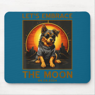 Tapis De Souris Illustration d'un chien embrassant une éclipse sol