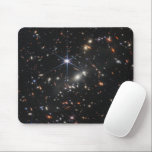 Tapis De Souris Image infrarouge la plus profonde de l'univers | J<br><div class="desc">L'image infrarouge la plus profonde de l'Univers (Galaxy Cluster SMACS 0723) prise par le télescope spatial James Webb Near-Infrared Camera (NIRCam) en 12.5 heures et dévoilée le 11 juillet 2022. L'amas de galaxies (comme il y a 4, 6 milliards d'années) agit comme une lentille gravitationnelle et donne l'occasion de voir...</div>
