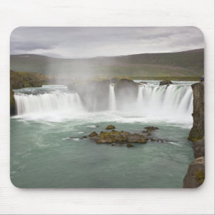 Tapis De Souris Islande. Vue sur les chutes de Godafoss sur la