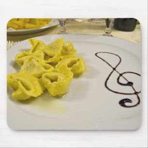 Tapis De Souris Italie, Cento. Une assiette de tortellini au froma