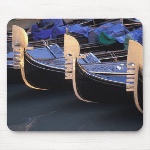 Tapis De Souris Italie, Vénétie, Venise. Rangée de gondoles.