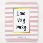Tapis De Souris Je suis très occupé | Aquarelle rose et or<br><div class="desc">Ce tapis de souris tendance dit "Je suis très occupé" dans la typographie noire moderne,  dans un cadre faux or. L'arrière - plan est décorée avec un look aquarelle rose et blanc rayé,  et vous pouvez la personnaliser avec votre nom.</div>